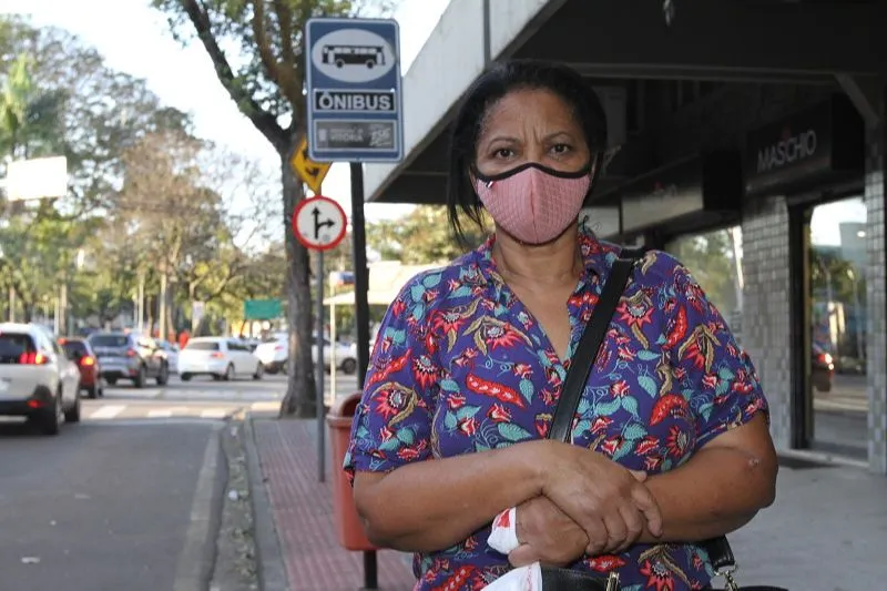 Imagem ilustrativa da imagem Passageiros reclamam de espera de até uma hora e ônibus lotados