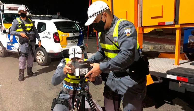 Policiais preparam leitor de placas de veículos para blitze do fim de semana