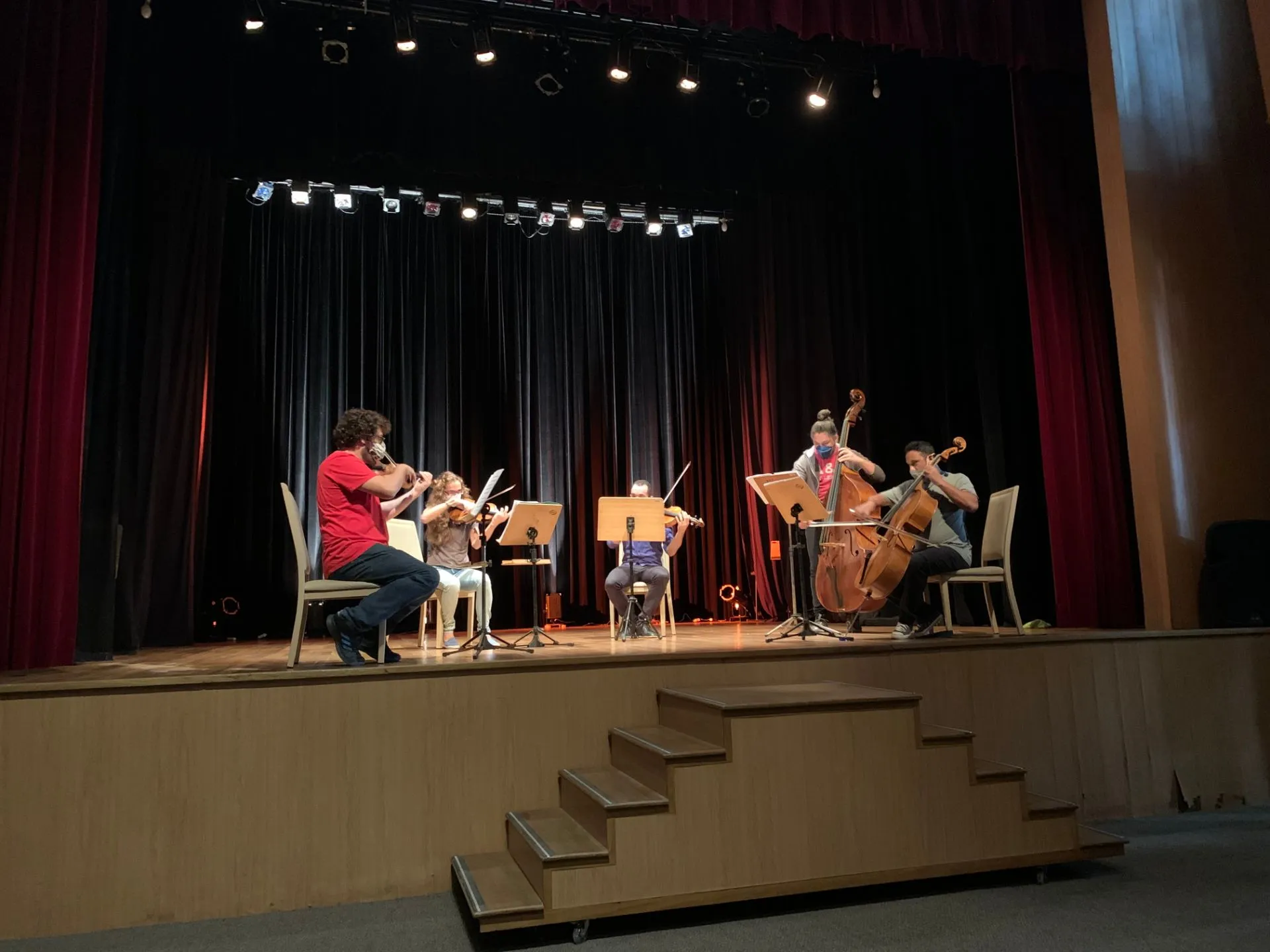 O quinteto Camburi, formado por músicos da Oses, durante treinamento para concerto especial.