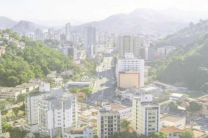 Vista de bairros de Vitória com a avenida Cezar Hilal: capital incluída no programa, para famílias de baixa renda