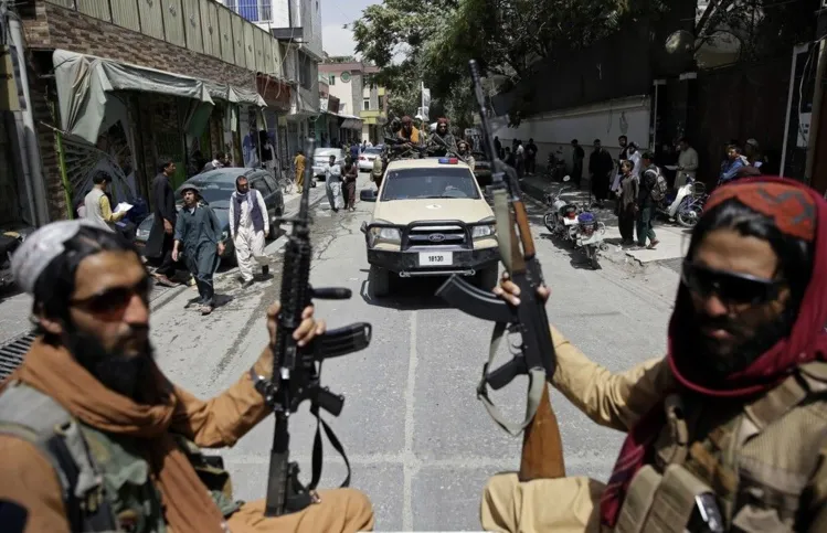 Combatentes do Talibã patrulham as ruas em Cabul, capital do Afeganistão, em 19 de agosto de 2021