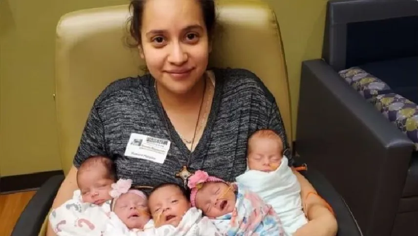 A mulher tentou engravidar por três anos e após tratamento de fertilidade deu à luz cinco crianças