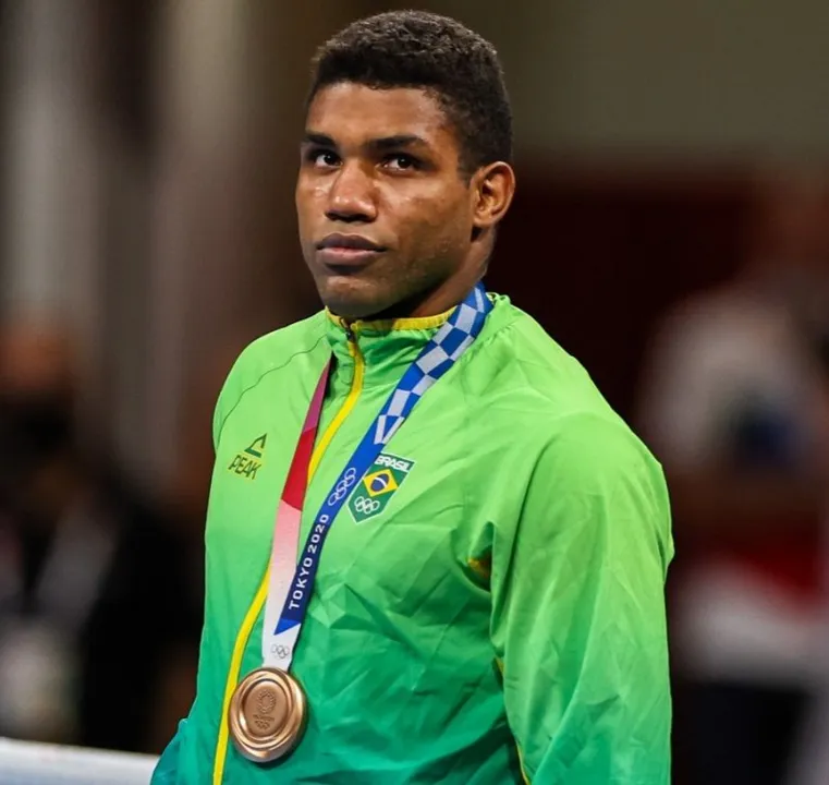 Imagem ilustrativa da imagem Abner Teixeira recebe primeira de três medalhas do boxe brasileiro