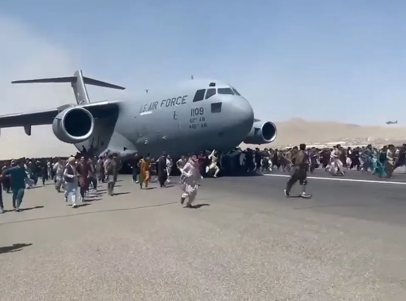 Imagem ilustrativa da imagem Afegãos morrem a tiros no aeroporto de Cabul e ao subirem em avião americano