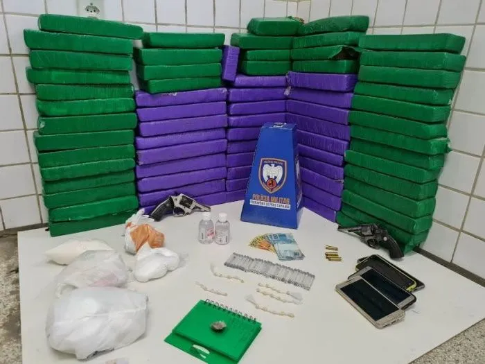 Imagem ilustrativa da imagem Polícia apreende 70 quilos de maconha e prende duas pessoas