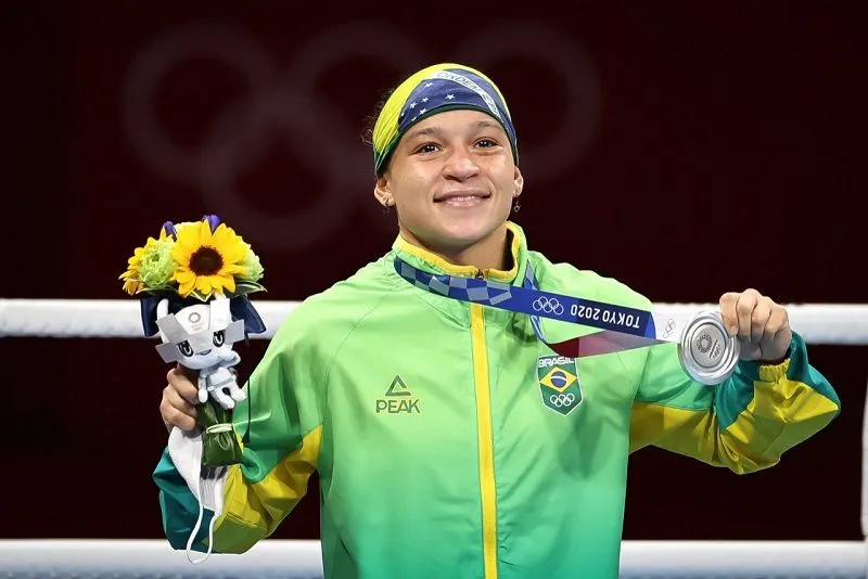 Imagem ilustrativa da imagem Bia Ferreira leva prata, mas faz história com 1ª final no boxe feminino em Olimpíadas