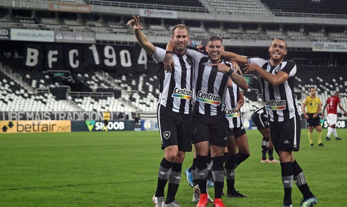 Imagem ilustrativa da imagem Botafogo bate Brasil-RS e sobe na tabela da Série B