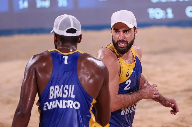 Imagem ilustrativa da imagem 'Feliz por estar vivo', diz Bruno Schmidt após eliminação no vôlei de praia das Olimpíadas