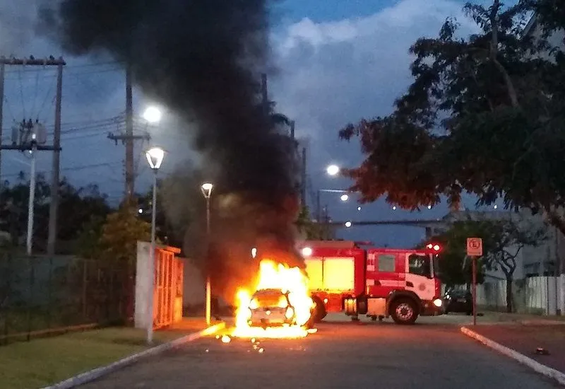 Imagem ilustrativa da imagem Carro fica destruído após pegar fogo na Praça do Papa