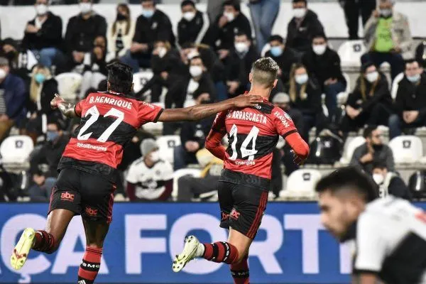 Imagem ilustrativa da imagem Flamengo goleia fora de casa e fica a um passo das semifinais