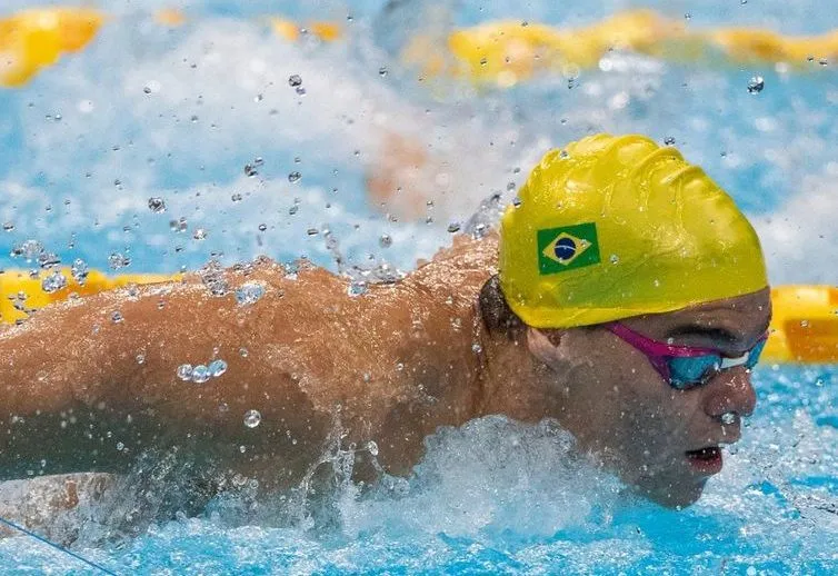 Imagem ilustrativa da imagem Gabriel Bandeira fatura ouro e Gabrielzinho prata na natação