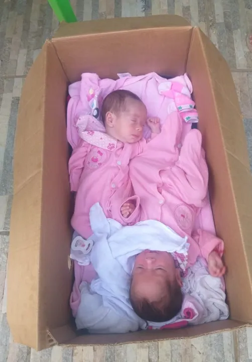 Imagem ilustrativa da imagem Sem carrinho, mãe coloca gêmeas Maiara e Maraísa em caixa de papelão enquanto trabalha