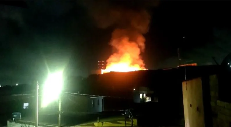 Imagem ilustrativa da imagem VÍDEO | Combate a incêndio em madeireira na Serra já dura mais de 8 horas