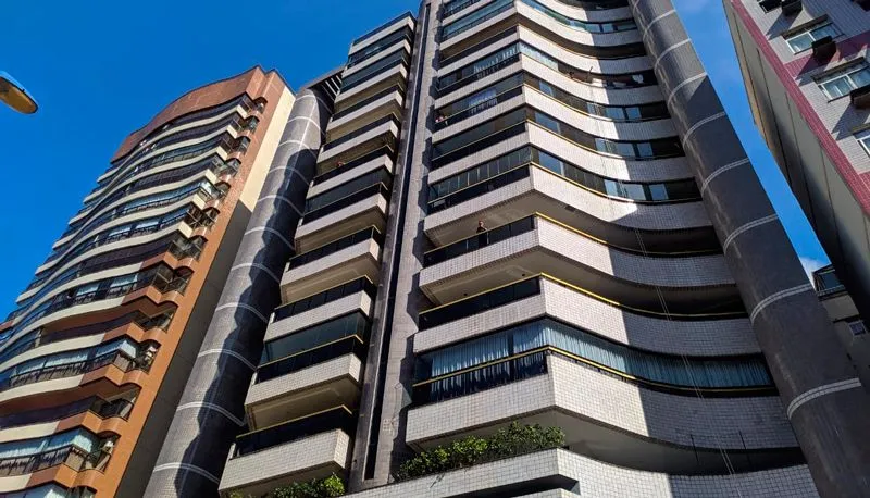 Imagem ilustrativa da imagem Casal de idosos é assassinado dentro de apartamento em Itapuã
