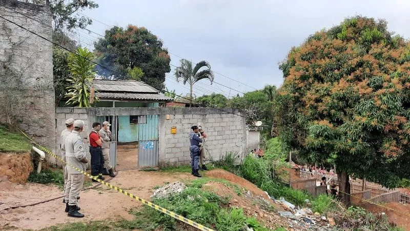 Imagem ilustrativa da imagem Estrutura de casa foi danificada por incêndio que matou duas crianças