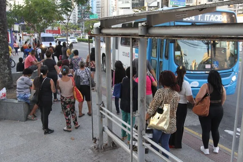 Imagem ilustrativa da imagem Passageiros reclamam de espera de até uma hora e ônibus lotados