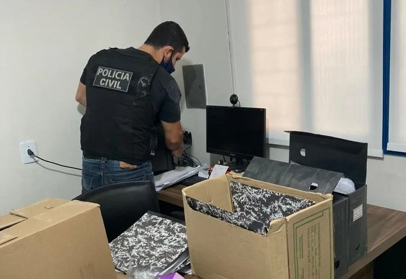 Imagem ilustrativa da imagem Polícia apreende computadores, documentos e armas em escritórios de empresa capixaba