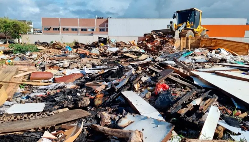 Imagem ilustrativa da imagem Donos de terrenos são multados em mais de R$ 40 mil por lixo acumulado
