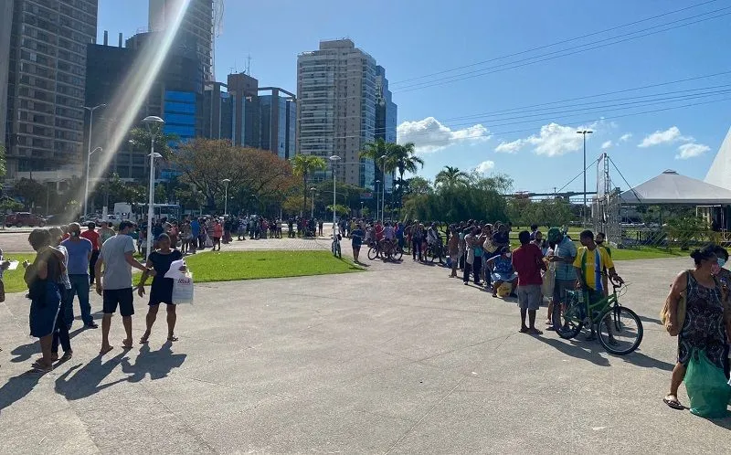 Imagem ilustrativa da imagem Fila para receber peixe de graça na Praça do Papa