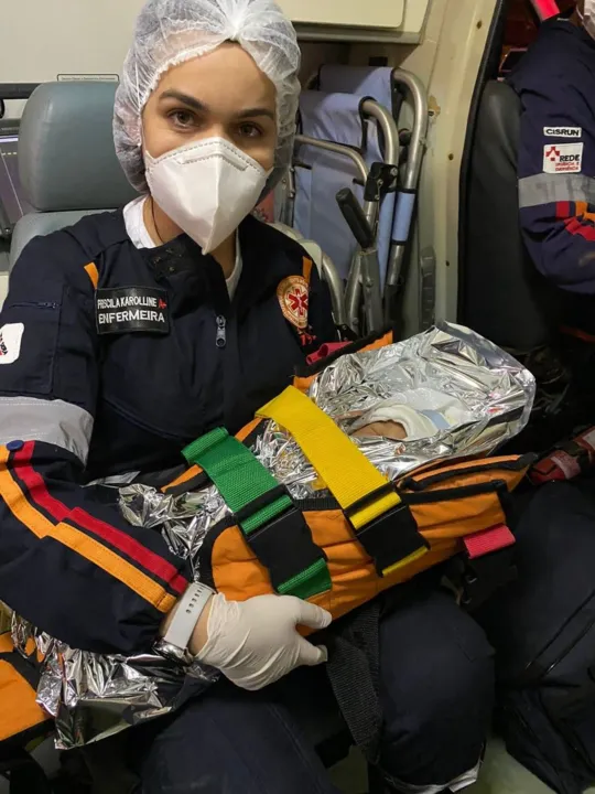 Imagem ilustrativa da imagem Recém-nascido de 3 dias sobrevive a acidente com 5 mortos: 'Conseguimos achá-lo através do choro', diz bombeiro