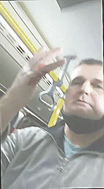 Imagem ilustrativa da imagem Passageiro é apedrejado dentro de ônibus na Serra