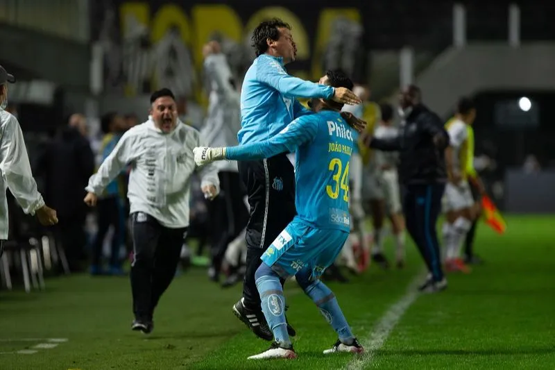 Imagem ilustrativa da imagem Com um a menos, Santos marca no fim e fica em vantagem na Sul-Americana