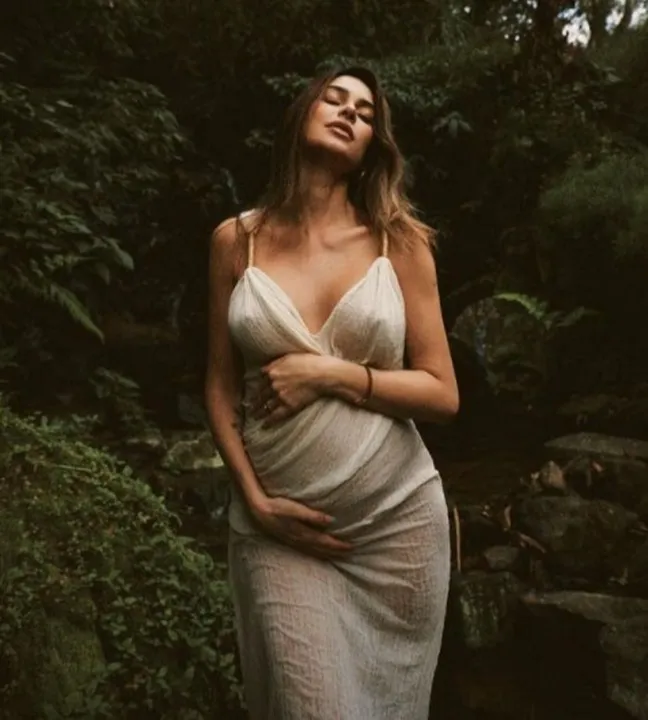 Imagem ilustrativa da imagem Thaila Ayala posta foto da barriga e anuncia gravidez do primeiro filho