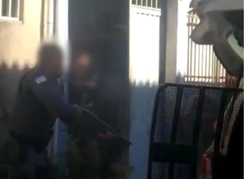 Imagem ilustrativa da imagem Tiro de borracha e spray de pimenta durante prisão de suspeito na Serra