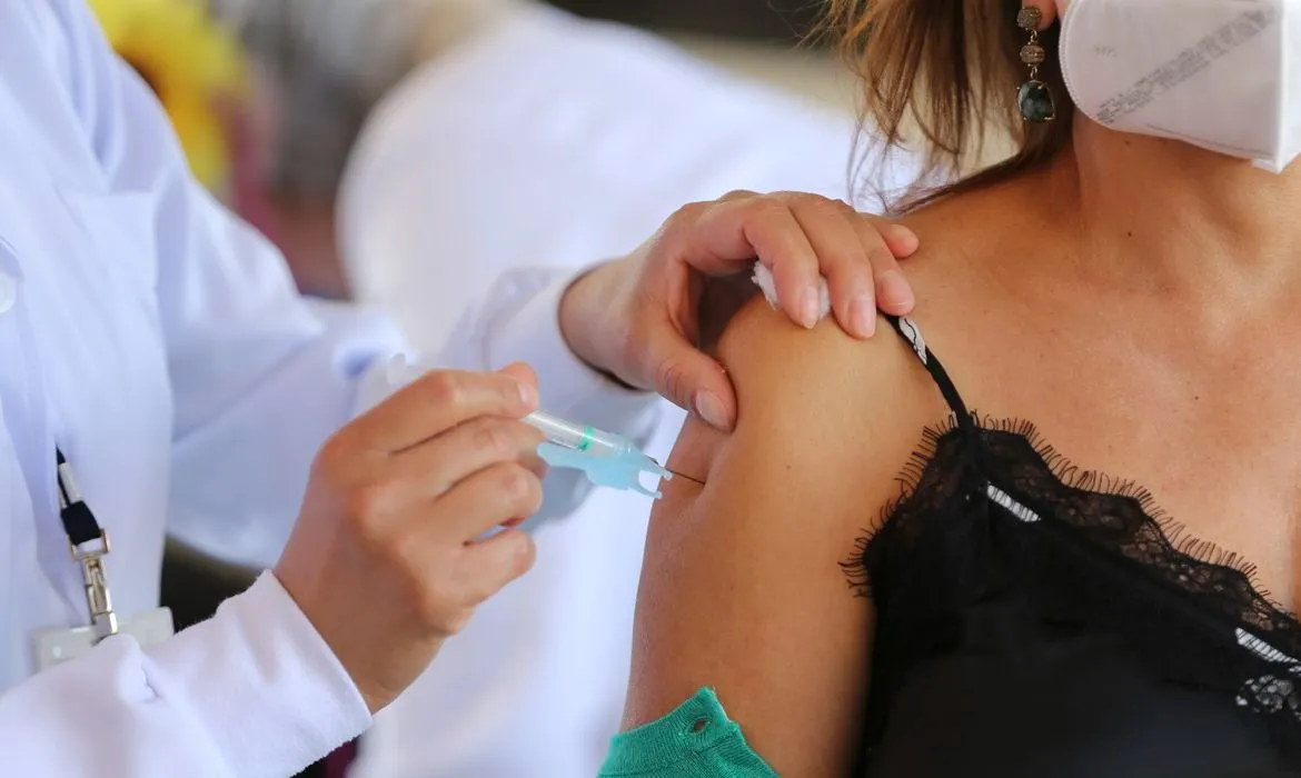 Imagem ilustrativa da imagem Prefeitura abre 20 mil vagas para vacinar acima de 18 anos