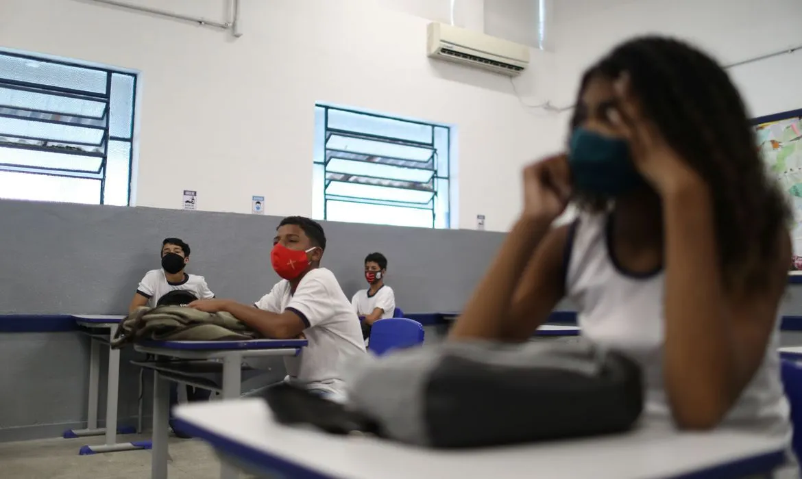 Imagem ilustrativa da imagem Vacinar adolescentes torna mais seguro retorno às aulas, diz Fiocruz
