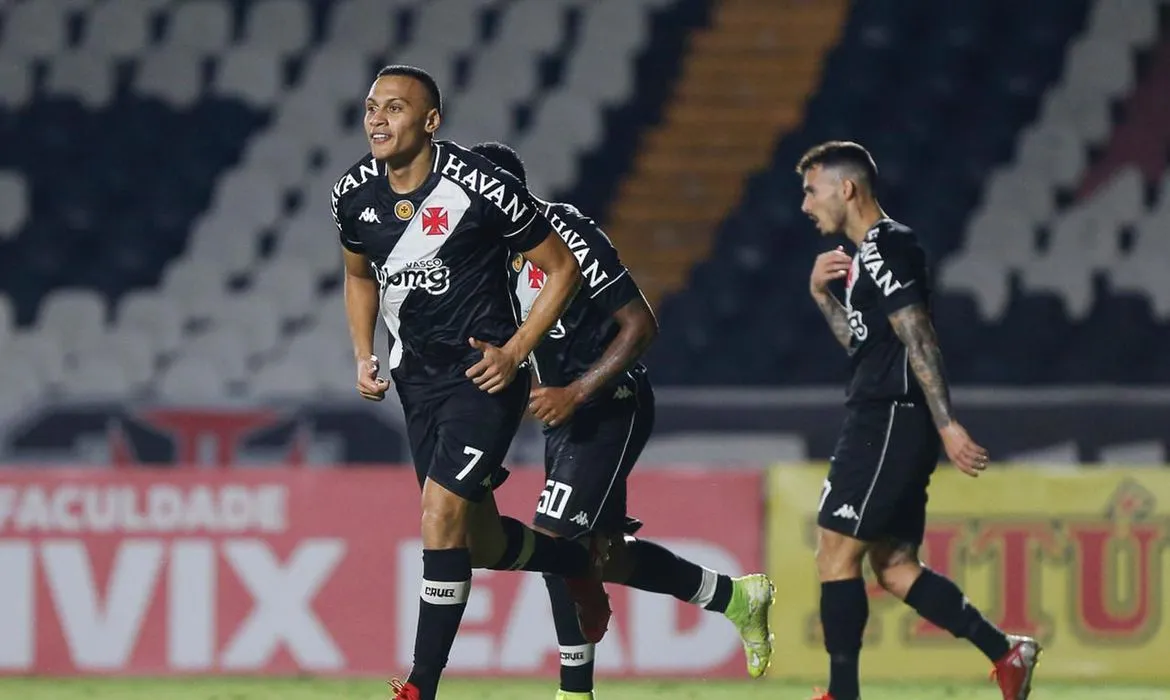 Imagem ilustrativa da imagem Vasco vence o Vila Nova em São Januário e dorme no G4 da Série B