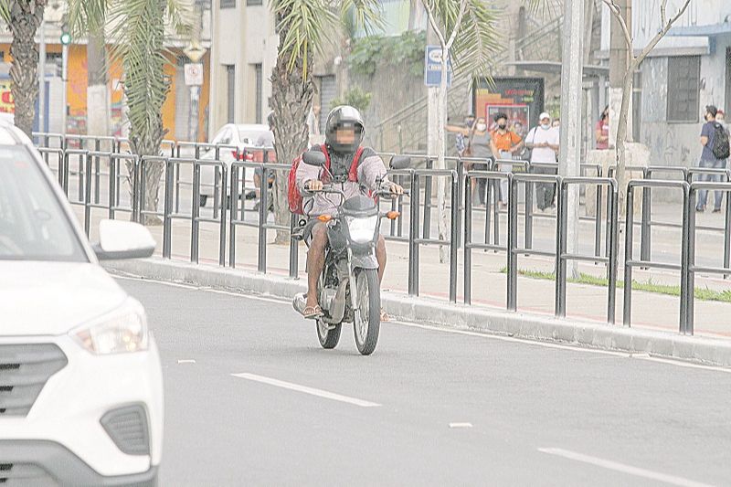 Motociclista pilota de chinelo e com a viseira levantada: infrações (Foto: Kadidja Fernandes/ AT)
