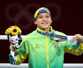 Imagem ilustrativa da imagem Bia Ferreira leva prata, mas faz história com 1ª final no boxe feminino em Olimpíadas