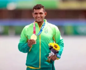 Imagem ilustrativa da imagem Isaquias Queiroz é ouro na canoagem e conquista 4ª medalha em Olimpíadas