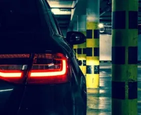 Imagem ilustrativa da imagem Sem provar falha, morador pagará danos de carro atingido por portão