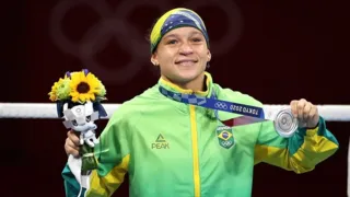 Imagem ilustrativa da imagem Bia Ferreira leva prata, mas faz história com 1ª final no boxe feminino em Olimpíadas