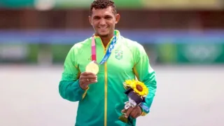 Imagem ilustrativa da imagem Isaquias Queiroz é ouro na canoagem e conquista 4ª medalha em Olimpíadas