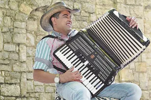 Imagem ilustrativa da imagem Sertanejo gospel de Lenno Maia com mensagem otimista