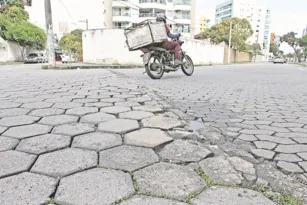 Imagem ilustrativa da imagem Fluxo intenso danifica rua