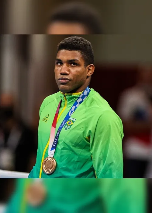 Imagem ilustrativa da imagem Abner Teixeira recebe primeira de três medalhas do boxe brasileiro
