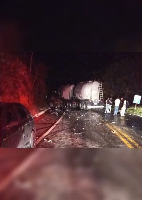 Imagem ilustrativa da imagem Motorista morre após bater de frente com carreta na BR-482, em Alegre