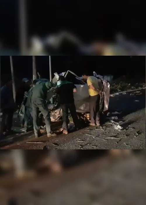 Imagem ilustrativa da imagem Motorista morre após caminhão desgovernado atingir dois carros e invadir empresa