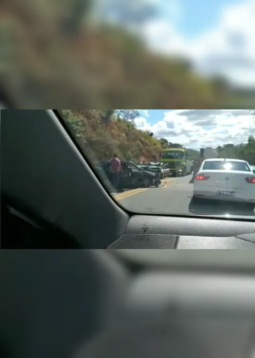 Imagem ilustrativa da imagem Acidente entre dois carros deixa seis feridos na BR-101