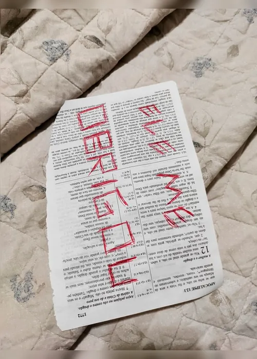 Imagem ilustrativa da imagem Bíblia rasgada, cruzes e "666" no apartamento onde casal foi morto