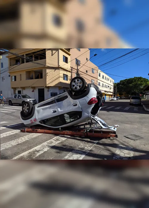 Imagem ilustrativa da imagem Carro capota após batida em Vila Velha