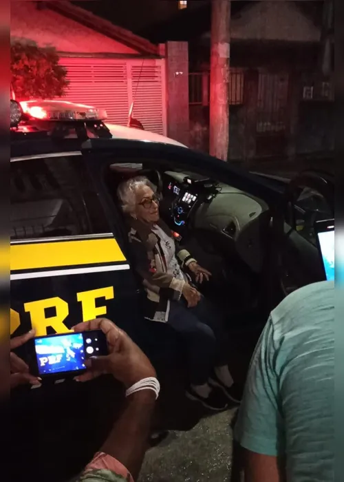 Imagem ilustrativa da imagem Fã da PRF, idosa de 83 anos ganha surpresa de policiais durante aniversário na Serra