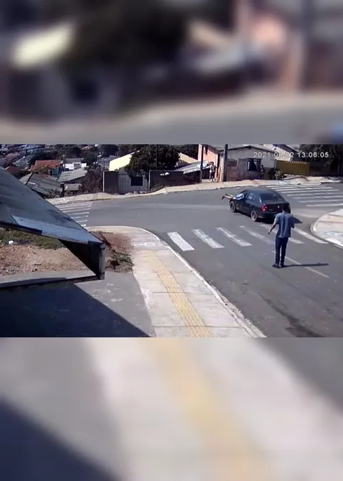 Imagem ilustrativa da imagem Homem pula em carro em movimento para evitar que veículo atinja casas