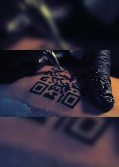 Imagem ilustrativa da imagem Homem tatua o código QR do seu certificado de vacinação