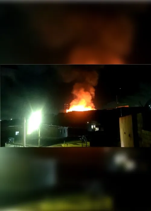 Imagem ilustrativa da imagem VÍDEO | Combate a incêndio em madeireira na Serra já dura mais de 8 horas