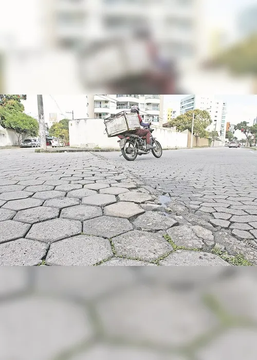 
          Imagem ilustrativa da imagem Fluxo intenso danifica rua
          